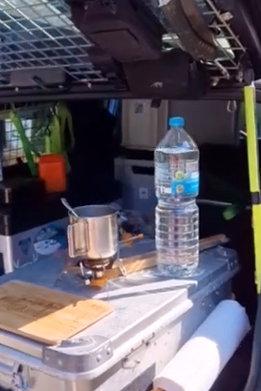 Ein Lada Niva 4x4 mit Camping-Ausbau