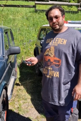 Carsten von Maschinenbau Süss präsentiert das in einen Lada Niva eingebaute und eintragungsfähige Luftfahrwerk von Grinds